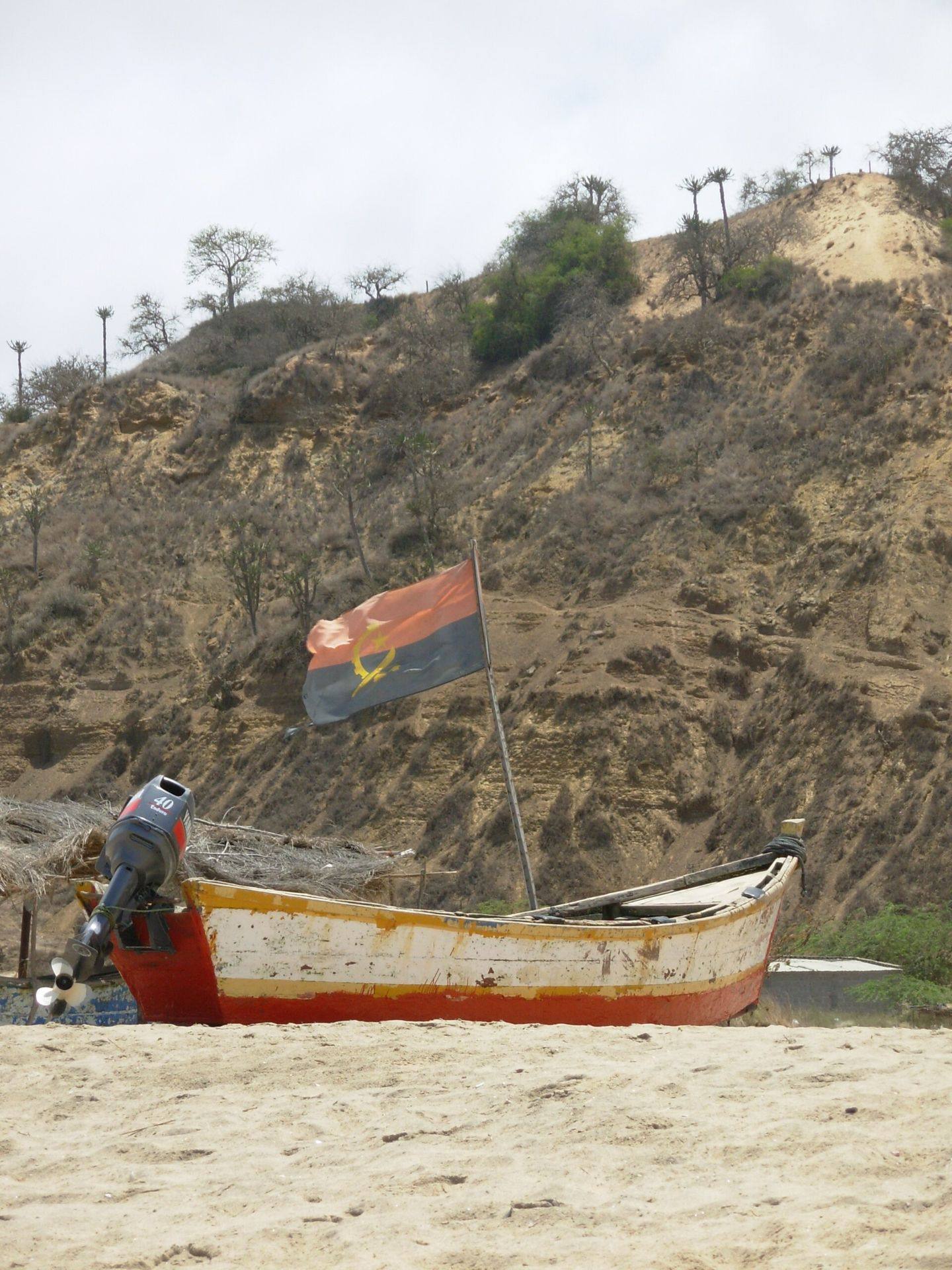 Barco de pesca numa praia de Cabo Ledo, em Angola