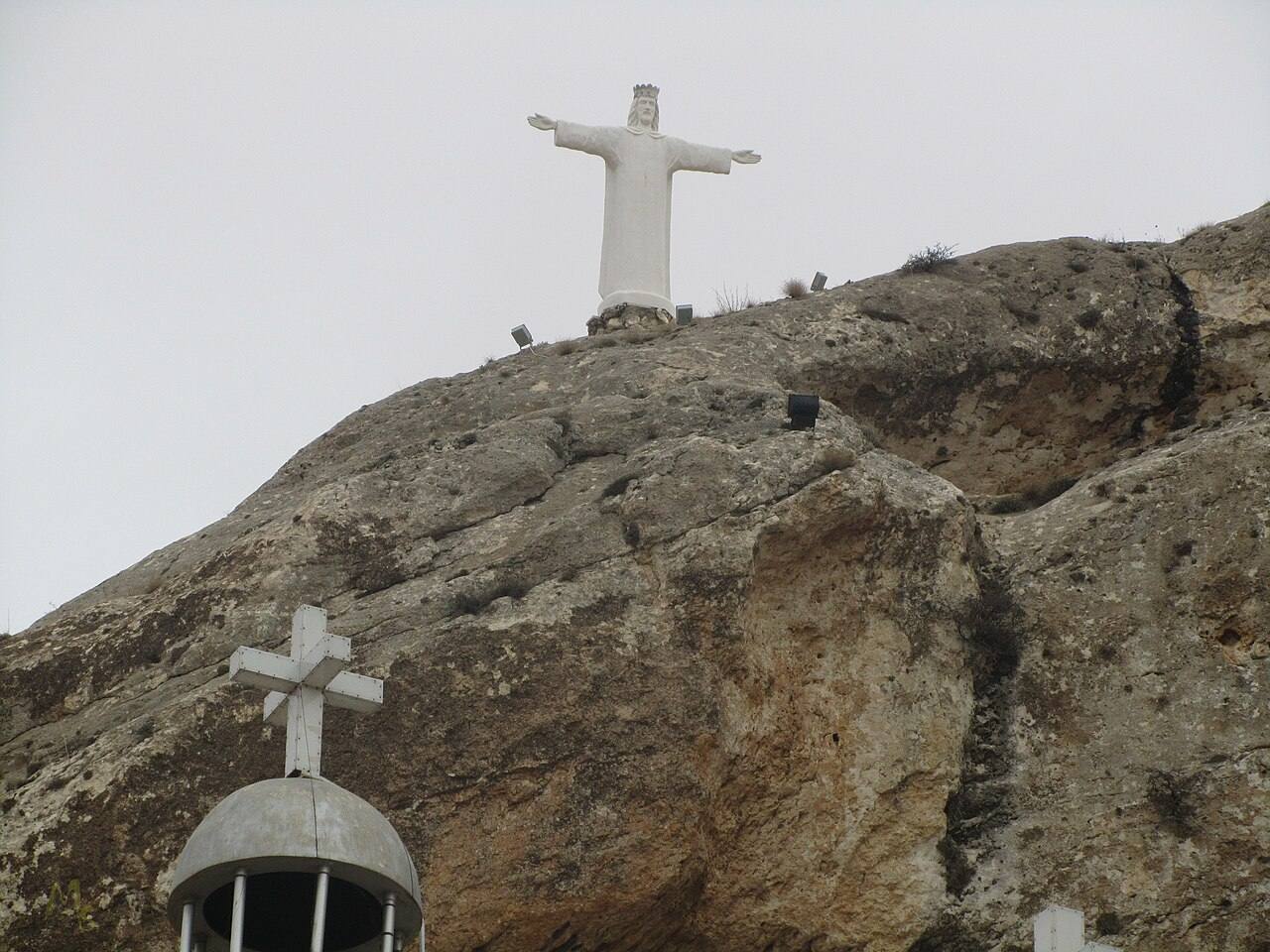 Estátua do Cristo Rei no alto de um rochedo, no Lubango