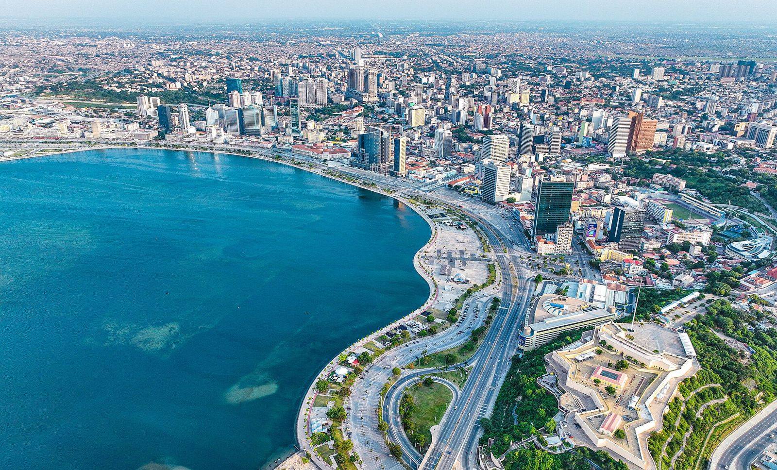 Vista aérea da baía e do centro de Luanda