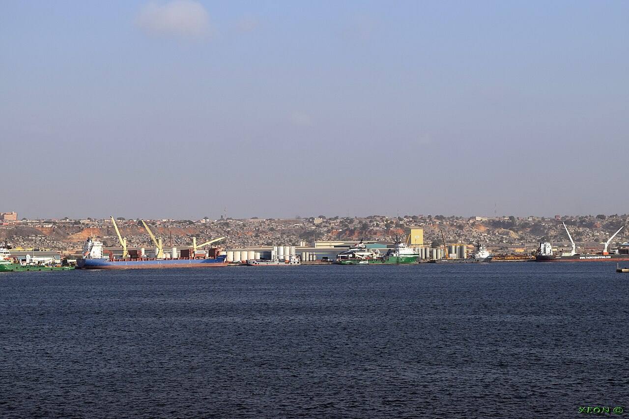 Navios e instalações portuárias na baía de Luanda