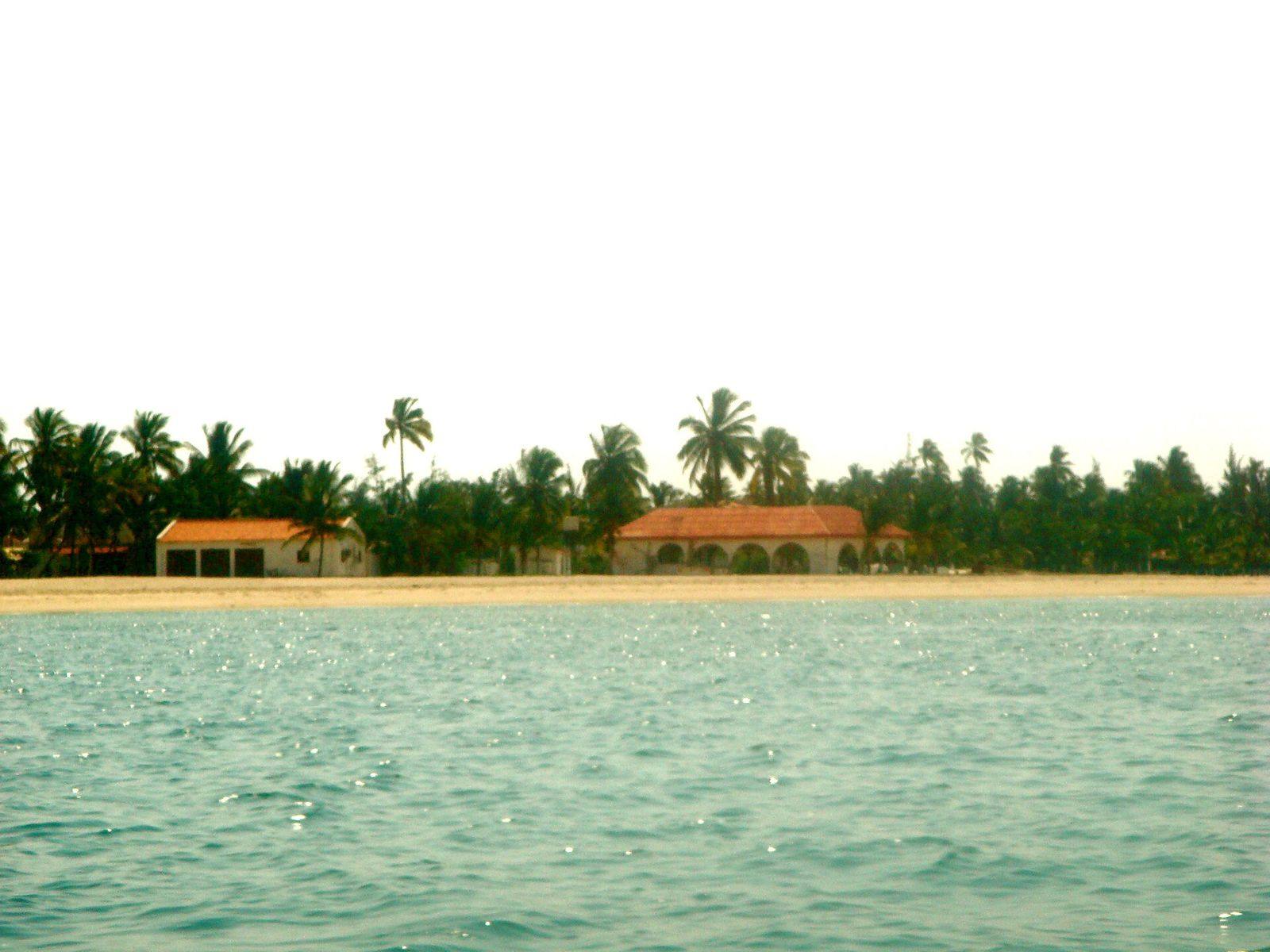 Praia de águas turquesa na Ilha do Mussulo