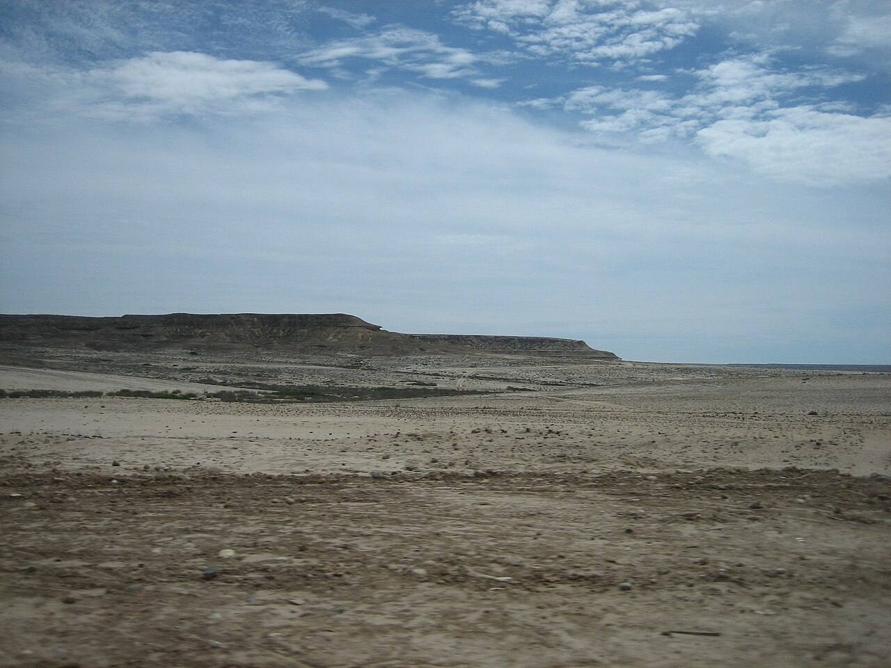 Dunas e paisagem desértica do Namibe junto ao Atlântico