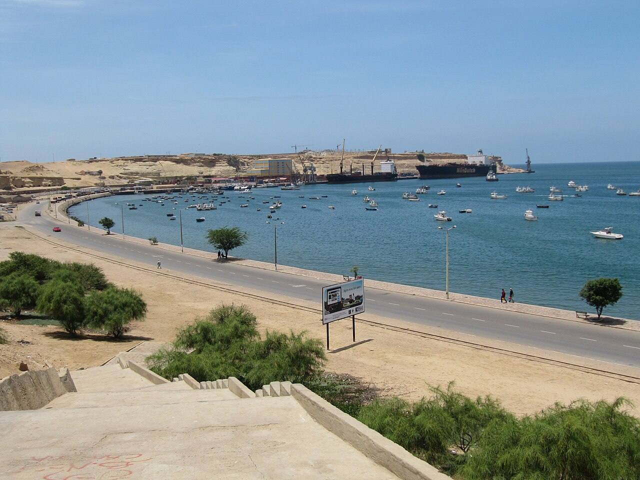 Avenida marginal curva junto ao mar e ao porto, no Namibe