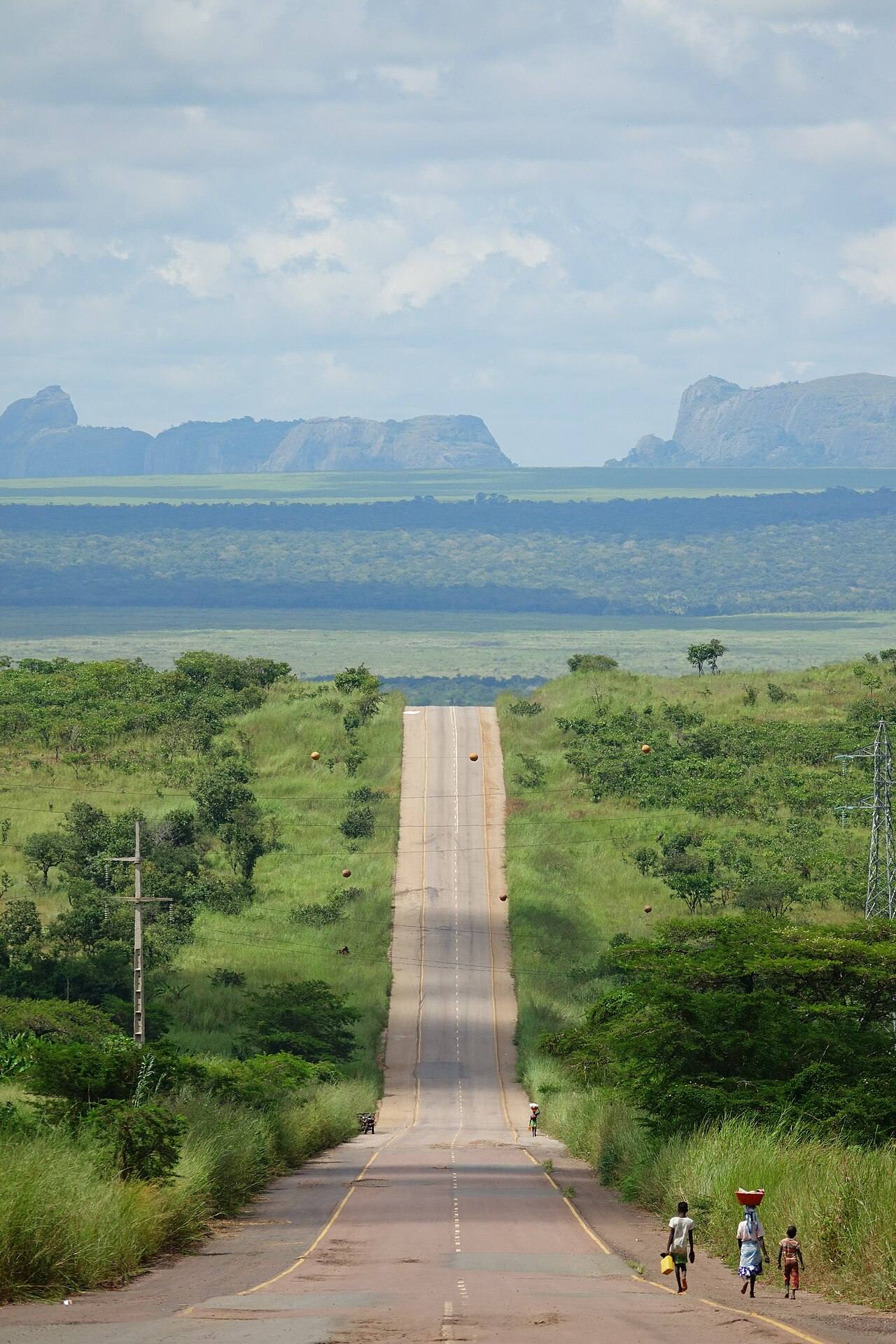 Estrada perto das Pedras Negras de Pungo Andongo