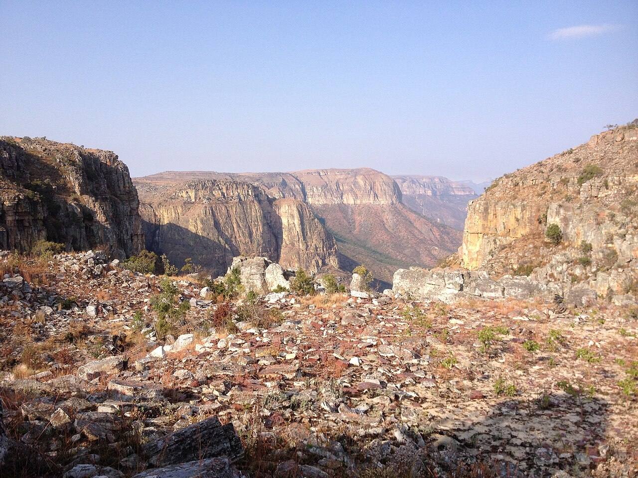 Escarpas e vale da Fenda da Tundavala sob céu azul