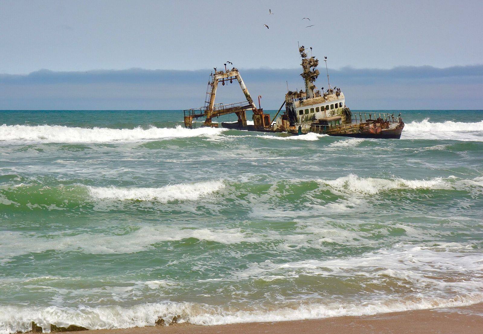 Navio encalhado na praia de Tômbwa, no Namibe