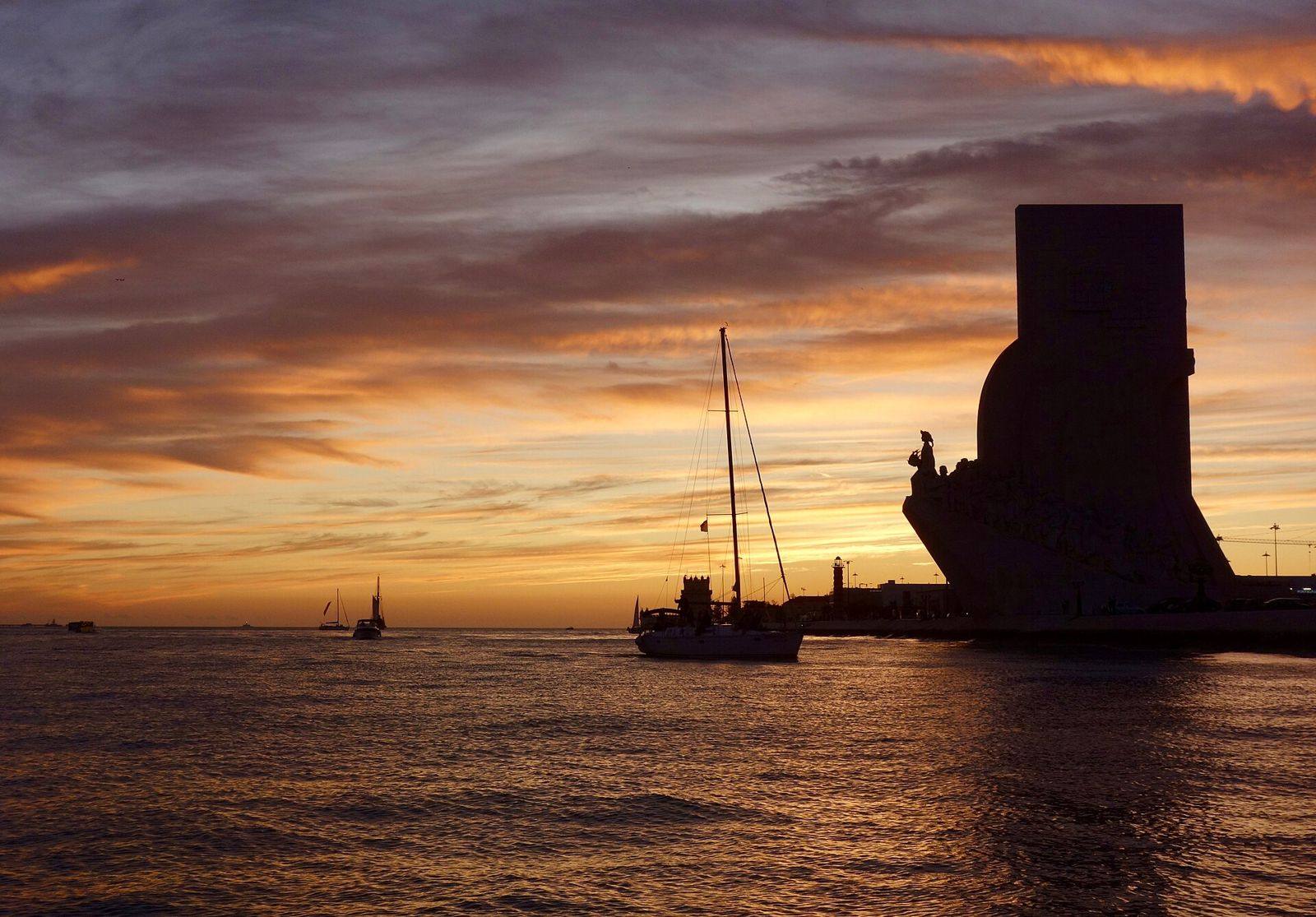 Padrão dos Descobrimentos em silhueta ao pôr do sol, junto ao rio Tejo, em Lisboa