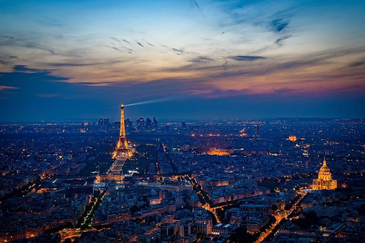 Torre Eiffel iluminada ao anoitecer