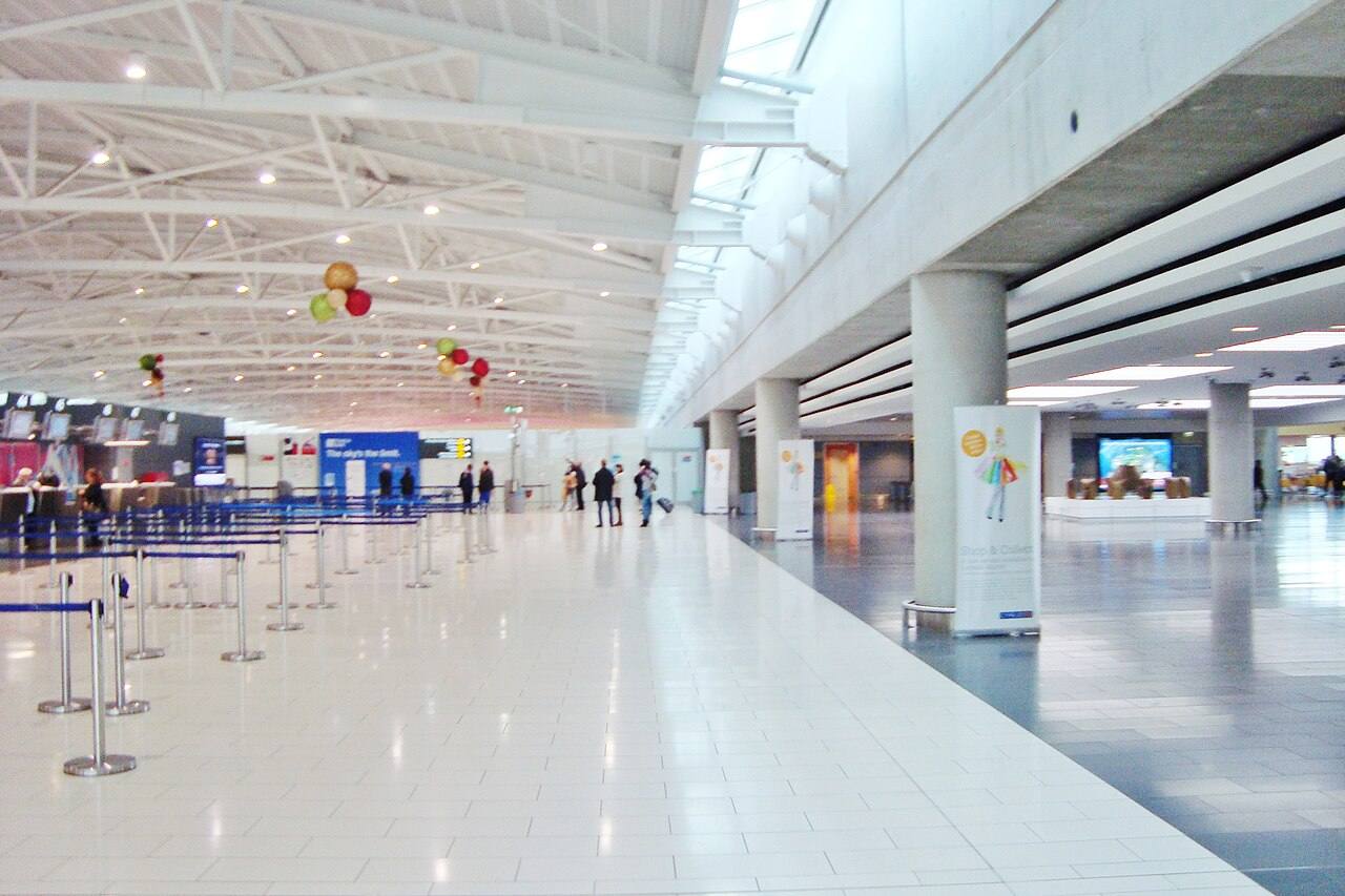 Zona de check-in de um terminal de aeroporto