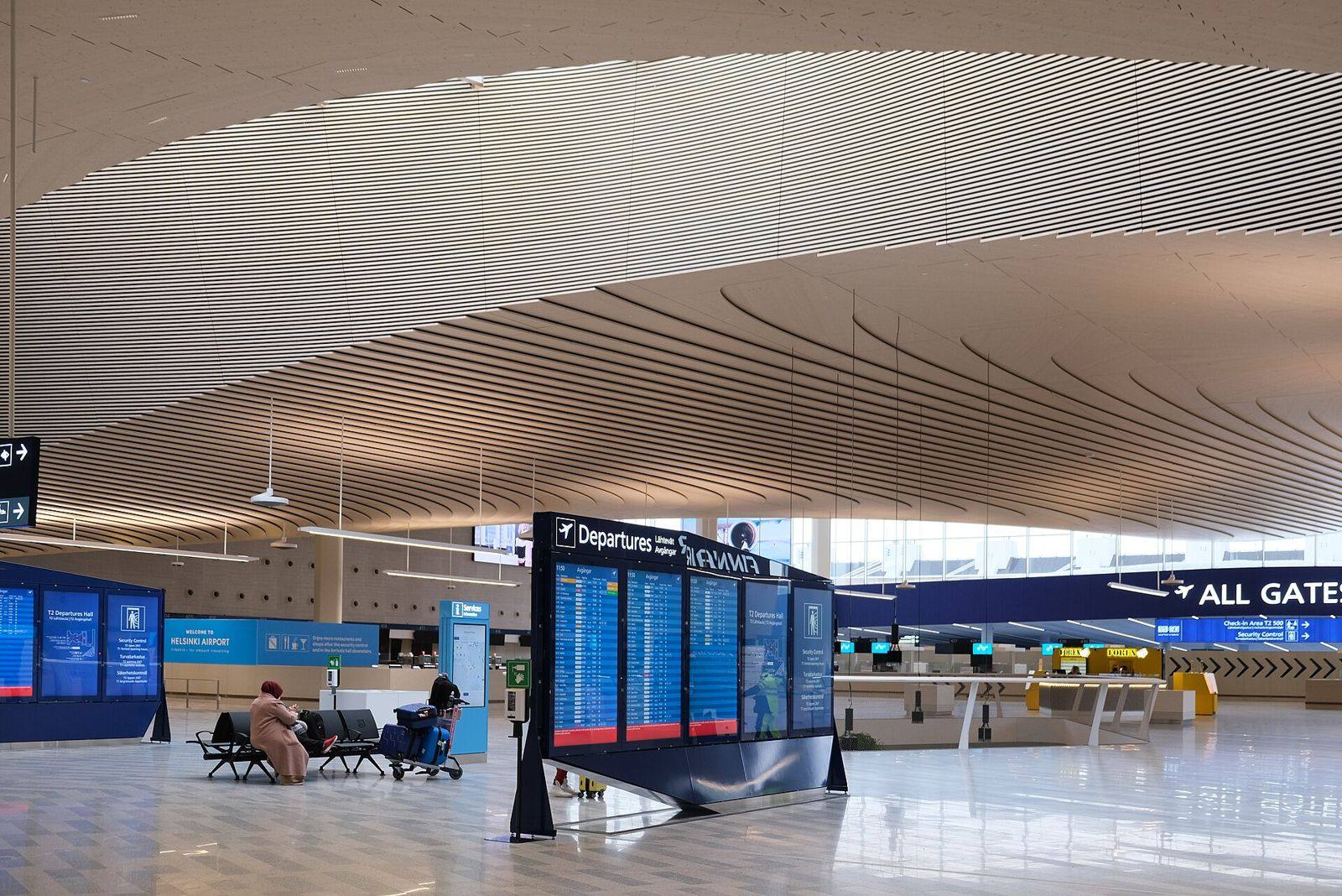 Hall de partidas de aeroporto com painéis de voos